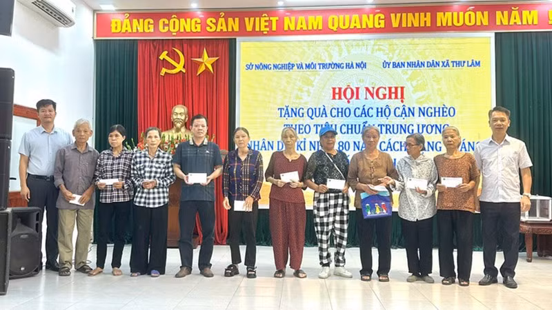 tang-qua-ho-ngheo-xa-thu-lam-hanoi.jpg