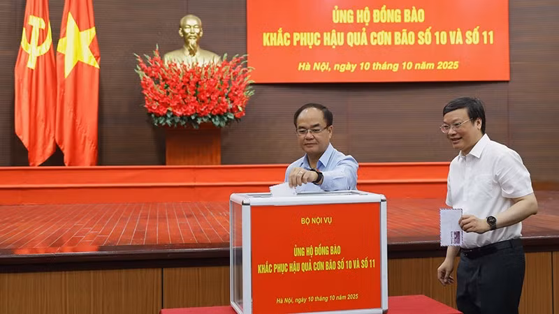 Đại diện lãnh đạo Bộ Nội vụ chung tay ủng hộ đồng bào khắc phục hậu quả cơn bão số 10 và 11. (Ảnh Moha)