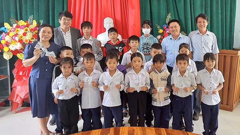 tang-the-bao-hiem-y-te-cho-hoc-sinh-co-hoan-canh-kho-khan-gia-lai.jpg