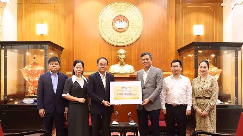 Thứ trưởng Vũ Chiến Thắng trao số tiền hơn 1 tỷ đồng của Bộ Nội vụ ủng hộ đồng bào miền trung, Tây Nguyên. (Ảnh Moha)
