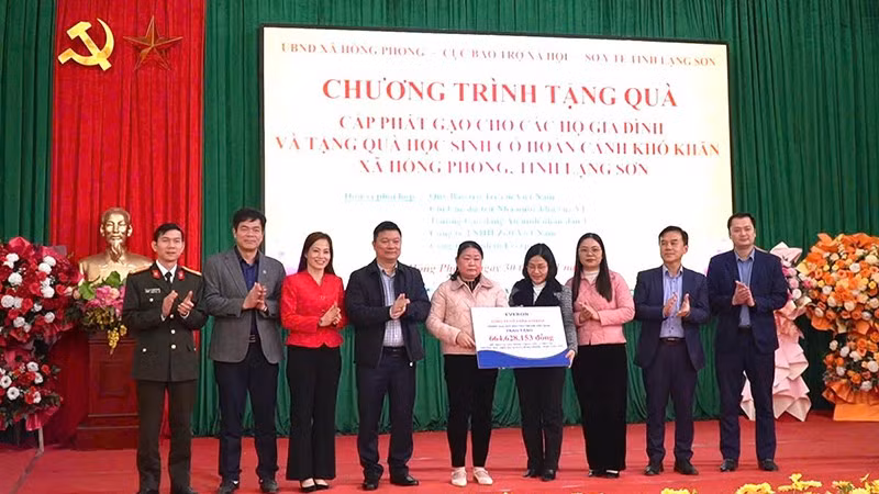 trao-tang-chan-cho-tre-em-lang-son-5.jpg