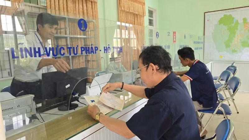 Người dân đến làm thủ tục hành chính tại điểm tiếp nhận xã Canh Vinh, tỉnh Gia Lai. (Ảnh: PHÚC THẮNG)