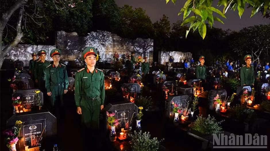ndo_br_tuoi-tre-ha-noi-thap-nen-tri-an-tai-nghia-trang-liet-si-nam-2025.jpg