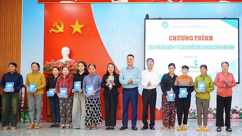 Tặng 1.000 thẻ bảo hiểm y tế cho người dân có hoàn cảnh khó khăn trên địa bàn quản lý của Bảo hiểm xã hội cơ sở Hoài Nhơn, Gia Lai. (Ảnh: BTC)