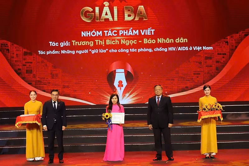 giai-bao-chi-ve-phong-chong-aids.jpg