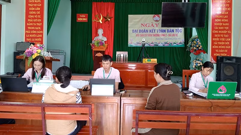 Giao dịch của cán bộ Phòng giao dịch Ngân hàng Chính sách xã hội Quảng Xương (Thanh Hóa) tại xã Lưu Vệ. (Ảnh: luuve.thanhhoa.gov.vn)