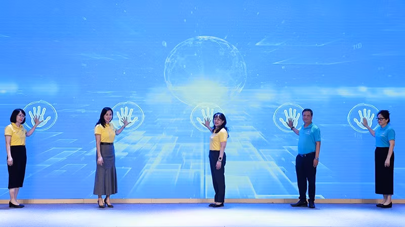 Các đại biểu ấn nút phát động lễ ra quân. (Ảnh: VNPost)