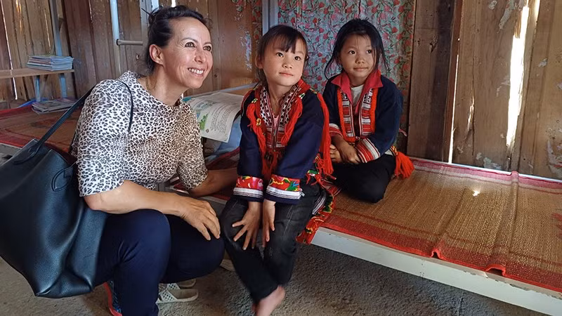 Nhà văn Isabelle Müller trong một chuyến tới thăm khu nội trú của học sinh nữ vùng cao. (Ảnh Quỹ Loan Stiftung cung cấp)
