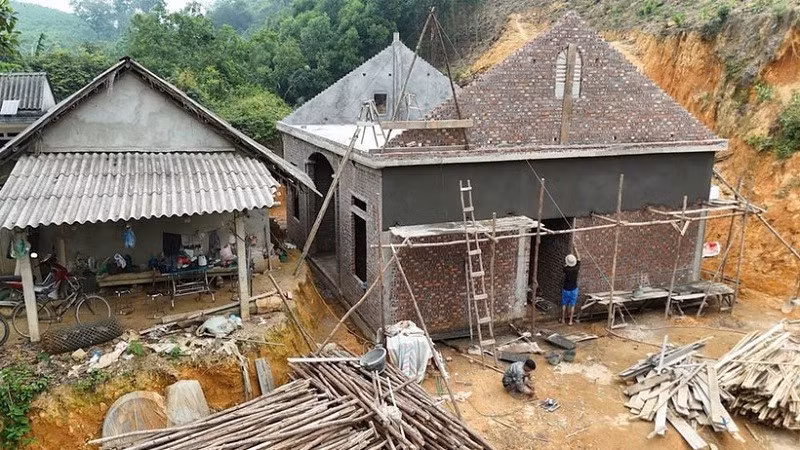 Chương trình xóa nhà tạm, nhà dột nát của tỉnh Phú Thọ (cũ) xây dựng nhà cho gia đình ông Cao Văn Giang, xã Hùng Xuyên, huyện Đoan Hùng (trước đây). (Ảnh: NGỌC LONG)