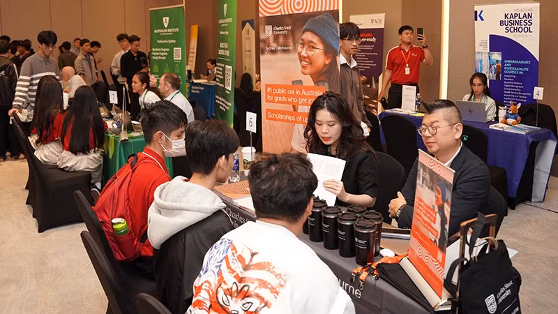 Học sinh trao đổi với đại diện các trường học hàng đầu Australia. (Ảnh: Đại sứ quán Australia tại Việt Nam) 