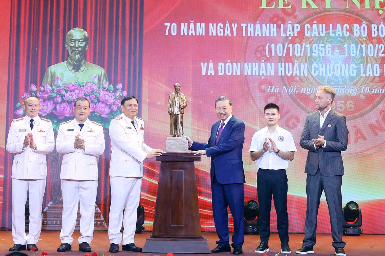 Tổng Bí thư, Chủ tịch nước Tô Lâm tặng quà Câu lạc bộ Bóng đá Công an Hà Nội. (Ảnh: TTXVN)