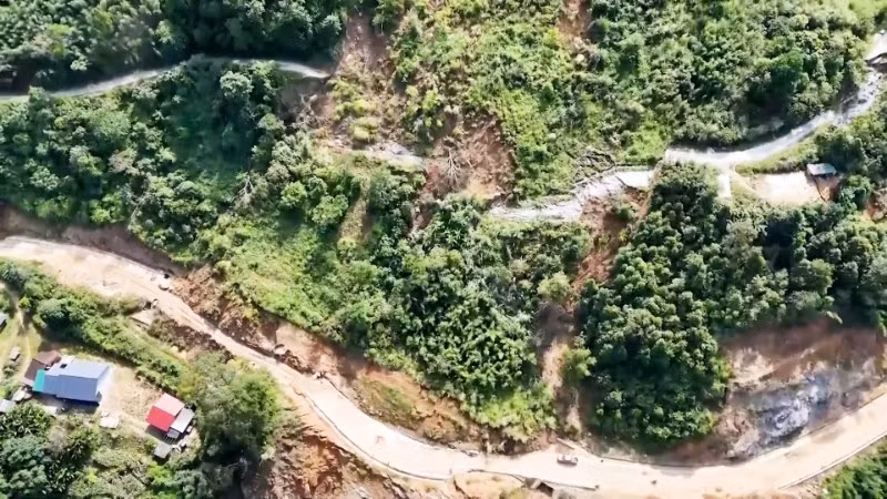 Khu vực thôn Khuổi Luông, xã Ba Bể, tiềm ẩn nguy cơ sạt lở cao do có nhiều vết nứt trên núi. (Ảnh: TUẤN SƠN)