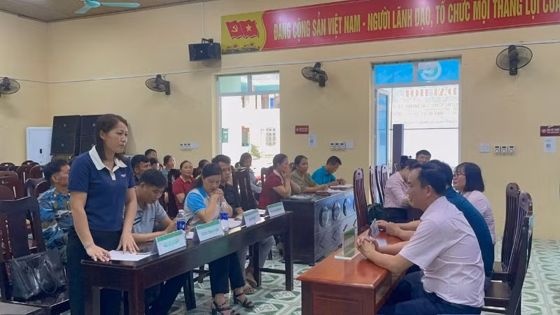 Lãnh đạo Ngân hàng Chính sách xã hội chi nhánh tỉnh Thái Nguyên nắm tình hình tại các xã vùng cao. (Ảnh: THU HOÀI)