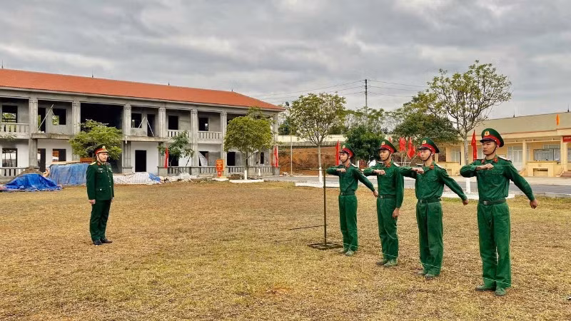 Cán bộ, chiến sĩ Trung đoàn 832 tập điều lệnh đội ngũ chuẩn bị cho lễ tiễn quân nhân hoàn thành nghĩa vụ quân sự. (Ảnh: DUY ĐỨC)