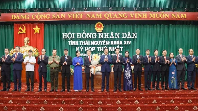 Bí thư Tỉnh ủy Thái Nguyên, Trịnh Việt Hùng tặng hoa chúc mừng các thành viên Ủy ban nhân dân tỉnh. (Ảnh: TUẤN SƠN).