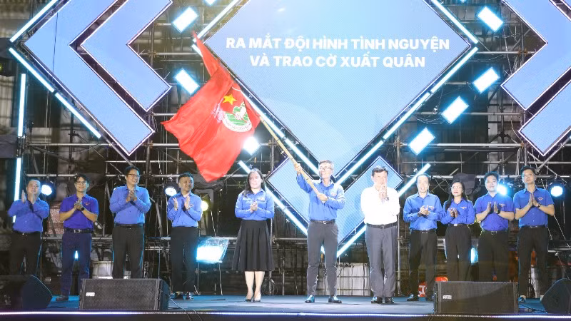 Đoàn Thanh niên Đại học Thái Nguyên đón nhận cờ xuất quân từ lãnh đạo nhà trường. (Ảnh: TUẤN SƠN)