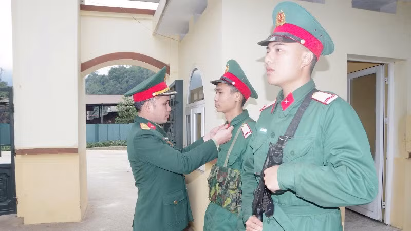 Kiểm tra trang phục giữ ấm cho chiến sĩ trước khi vào ca gác tại Tiểu đoàn 1, Trung đoàn 750. (Ảnh: DUY ĐỨC)
