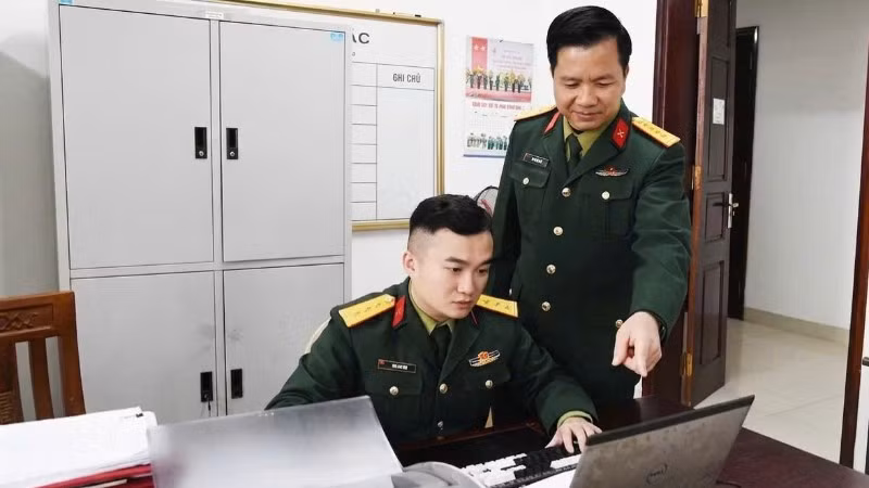 Lãnh đạo, cán bộ Phòng Chính trị trao đổi, theo dõi nắm tình hình để đấu tranh với luận điệu xuyên tạc trên không gian mạng. (Ảnh: DUY ĐỨC).