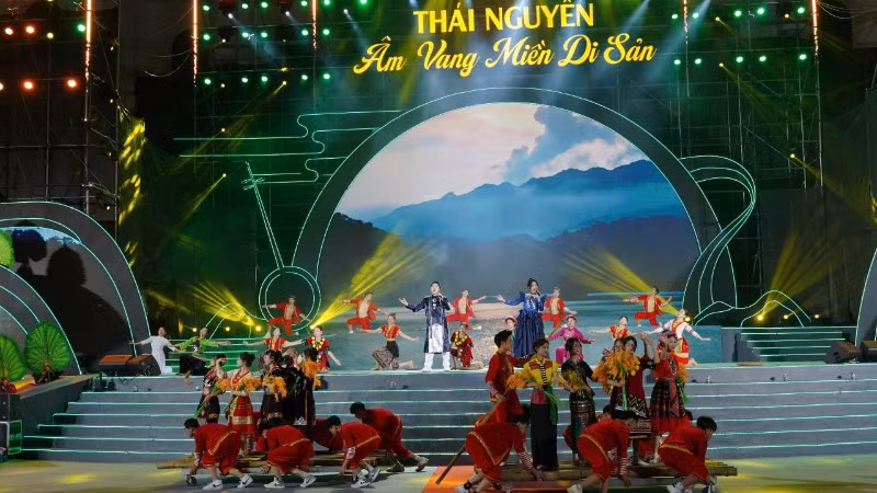 Trình diễn nghệ thuật tại chương trình. (Ảnh: TUẤN SƠN).