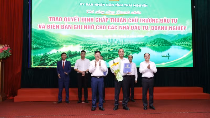 Trao quyết định, giấy chứng nhận đầu tư cho doanh nghiệp. (Ảnh: TUẤN SƠN)