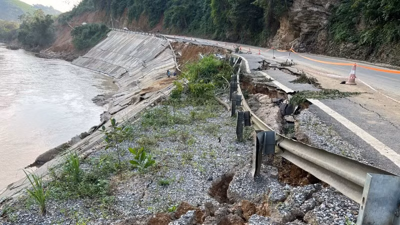 Một vị trí sạt lở nghiêm trọng mái kè trên Quốc lộ 3, đoạn qua xã Thanh Thịnh. (Ảnh: TUẤN SƠN)