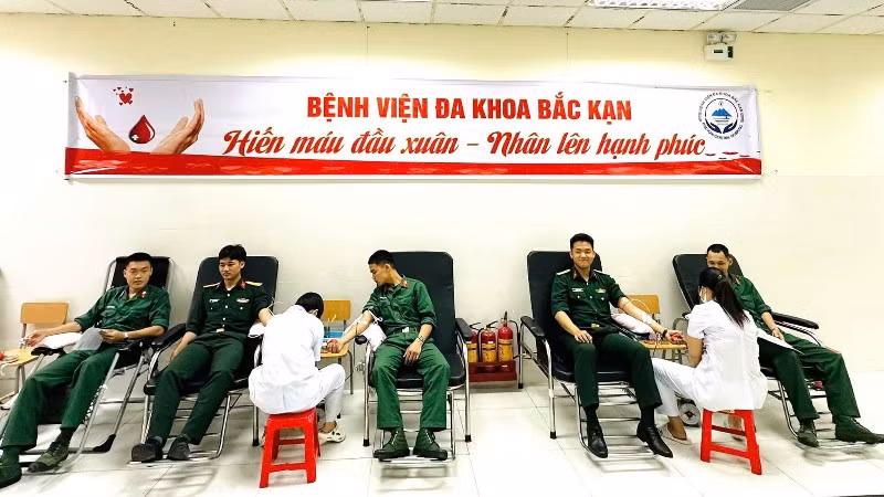 Đoàn viên, thanh niên là chiến sĩ Trung đoàn 750 tham gia hiến máu tình nguyện trong Tháng Thanh niên. (Ảnh: DUY ĐỨC).