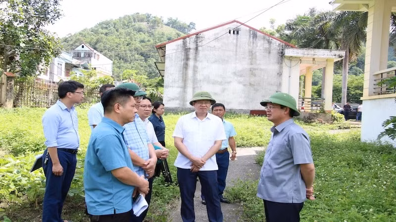 Lãnh đạo tỉnh Thái Nguyên kiểm tra hiện trạng cơ sở 2, trường Cao đẳng nghề Thái Nguyên. (Ảnh: TUẤN SƠN)