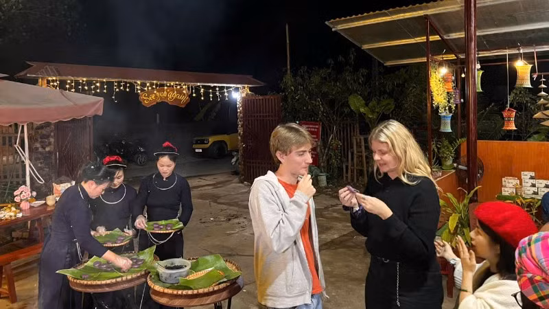 Du khách quốc tế trải nghiệm ẩm thực bản địa tại khu du lịch hồ Ba Bể trong kỳ nghỉ lễ vừa qua. (Ảnh: TUẤN SƠN)