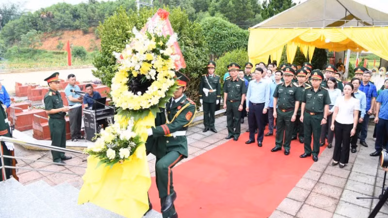 Đại biểu và các lực lượng tham gia tiến hành dâng hương, dâng hoa tại Nghĩa trang liệt sĩ xã Yên Trạch trước khi tiến hành nhiệm vụ. 