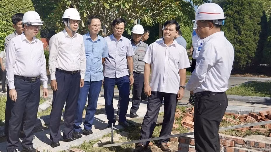 Lãnh đạo tỉnh Thái Nguyên kiểm tra tiến độ tu bổ, cải tạo Nghĩa trang Liệt sĩ Dốc Lim. (Ảnh: THU TRANG)