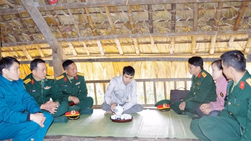 Tuyên truyền, vận động thực hiện Luật Nghĩa vụ quân sự tại xã La Hiên. (Ảnh: DUY ĐỨC)