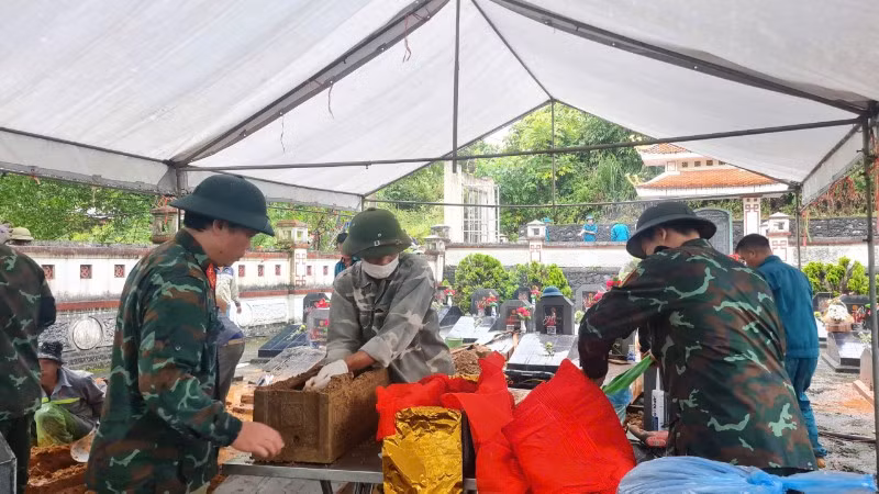 Các lực lượng tiến hành khai quật, lấy mẫu. (Ảnh: DUY ĐỨC)