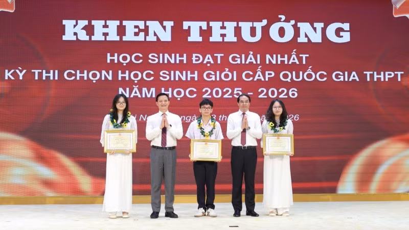 Lãnh đạo tỉnh Thái Nguyên trao thưởng cho học sinh đoạt Giải Nhất kỳ thi học sinh giỏi quốc gia Trung học phổ thông. (Ảnh: UBND tỉnh Thái Nguyên)