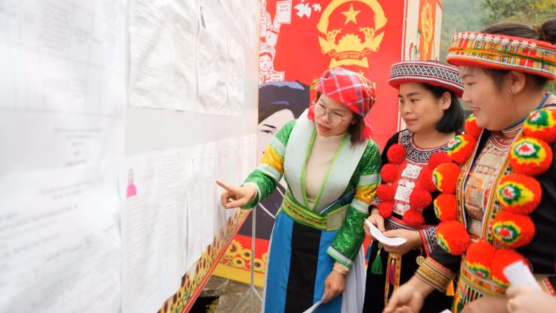 Cử tri đồng bào dân tộc thiểu số nghiên cứu danh sách những người ứng cử niêm yết tại đơn vị bầu cử số 1, xã Bằng Thành. (Ảnh: THÁI SƠN).