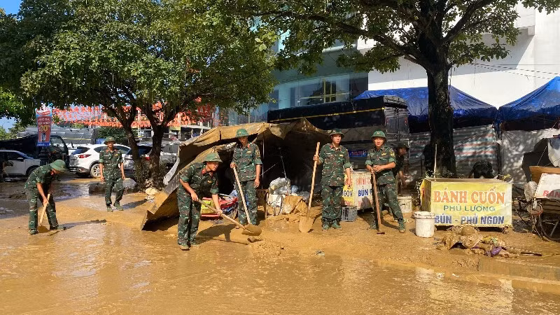 Lực lượng quân đội dọn dẹp vệ sinh khu vực phường Phan Đình Phùng sau khi nước rút. (Ảnh: NÔNG VUI).
