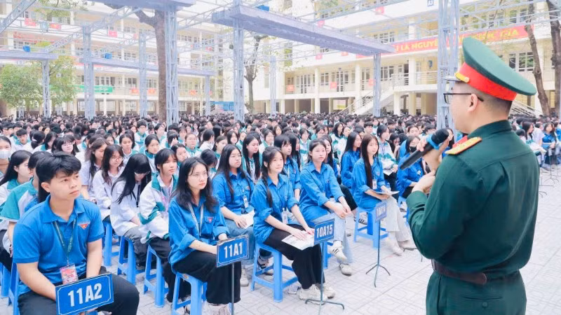 Ban Chỉ huy quân sự phường Phan Đình Phùng phối hợp Học viện Hậu cần tuyên truyền tuyển sinh tại Trường trung học phổ thông Lương Ngọc Quyến. (Ảnh: DUY ĐỨC).