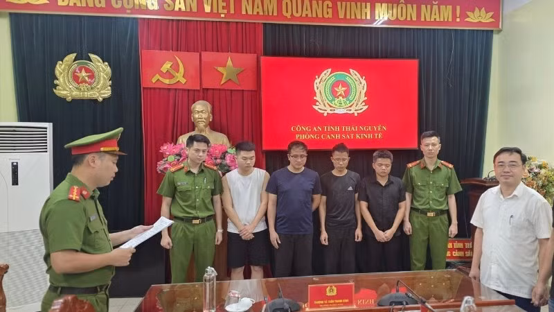 Cơ quan điều tra tống đạt quyết định khởi tố vụ án, khởi tố bị can. (Ảnh: Công an Thái Nguyên)