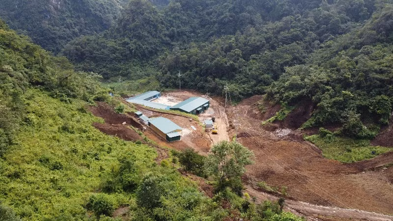 Trên diện tích san ủi, lấp đất hơn 3ha khi chưa có hồ sơ chuyển mục đích được phê duyệt, công ty đã xây dựng nhiều nhà, xưởng. (Ảnh: TUẤN SƠN)
