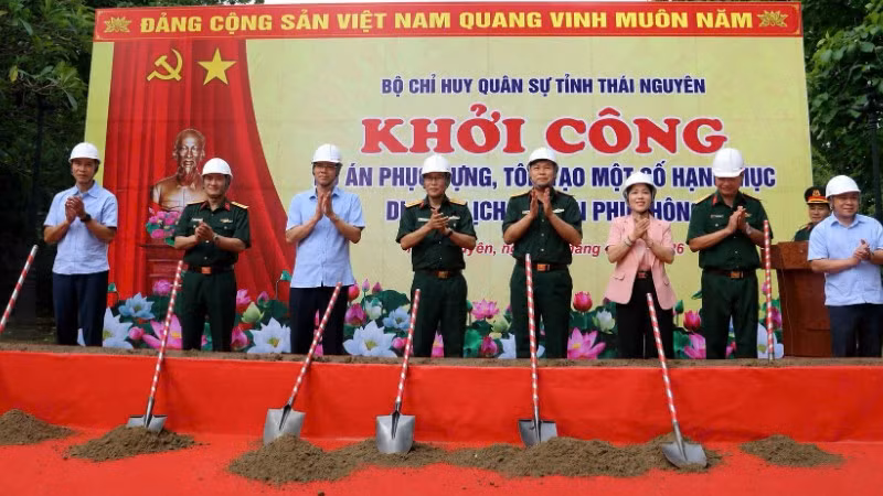 Đại biểu thực hiện nghi thức khởi công. (Ảnh: DUY ĐỨC)