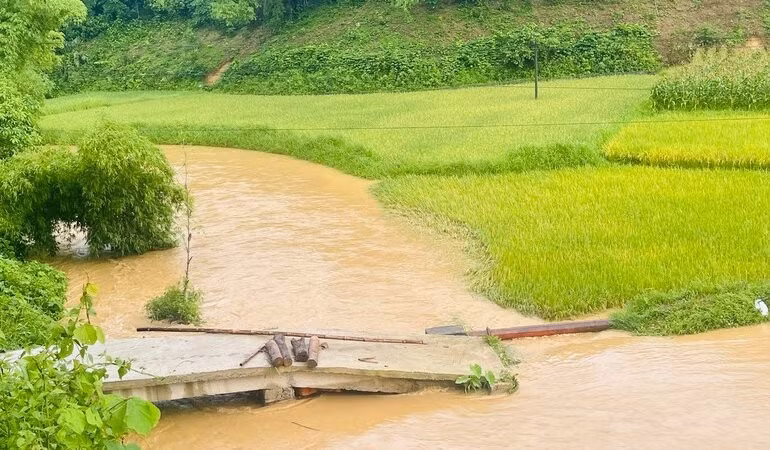 Mưa lũ gây ngập, hư hại cầu tràn tại xã Cẩm Giàng, huyện Bạch Thông. (Ảnh: THU TRANG)