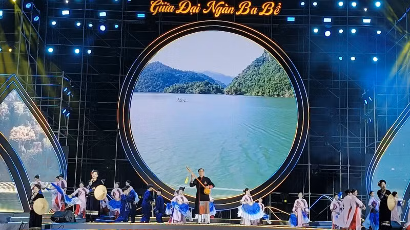 Trình diễn các tiết mục tại chương trình. (Ảnh: TUẤN SƠN).