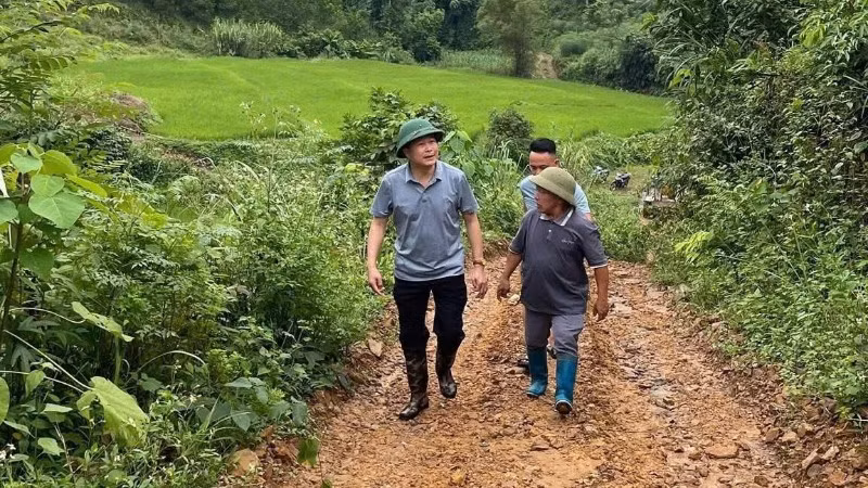 Lãnh đạo xã Nghĩa Tá trên đường đến thôn, bản. (Ảnh: DUY THÁI)
