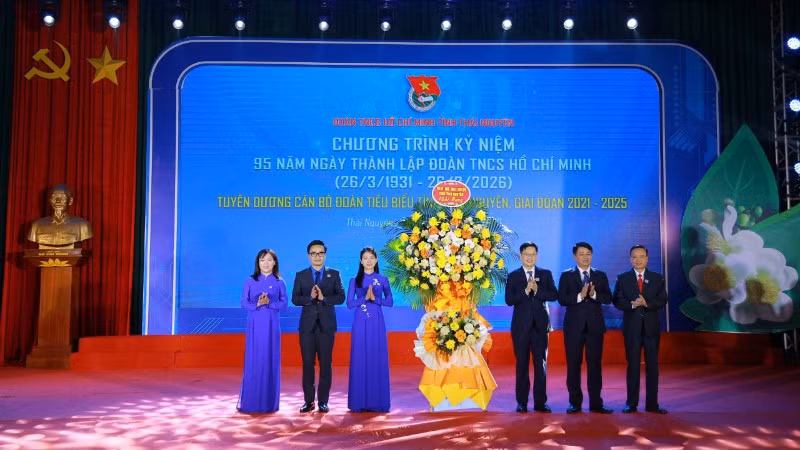 Lãnh đạo Tỉnh ủy Thái Nguyên tặng hoa chúc mừng Tỉnh đoàn Thái Nguyên. (Ảnh: PHƯƠNG THẢO).