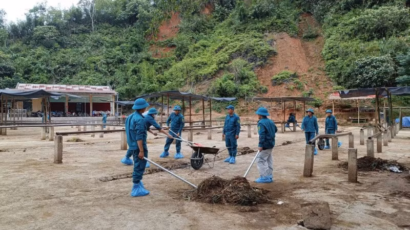 Lực lượng dân quân tự vệ xã Nghiên Loan tiến hành dọn dẹp, vệ sinh, khử trùng chợ trâu, bò. (Ảnh: Ủy ban nhân dân xã Nghiên Loan).