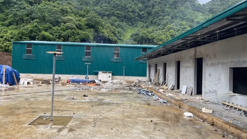 Nhà xưởng được Công ty trách nhiệm hữu hạn Ngọc Linh xây dựng kiên cố trong khu vực san ủi trái phép tại xã Bằng Thành. (Ảnh: TUẤN SƠN)