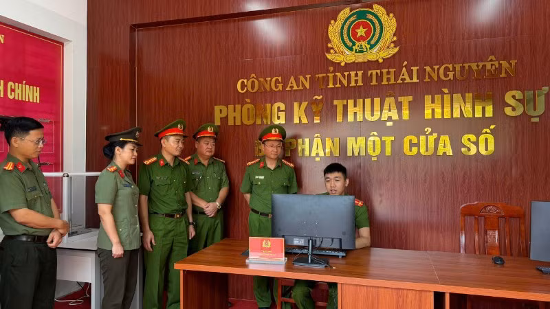 Lãnh đạo Công an tỉnh Thái Nguyên kiểm tra việc vận hành bộ phận "Một cửa số" tại Phòng Kỹ thuật hình sự. (Ảnh: ĐỖ HÀ)