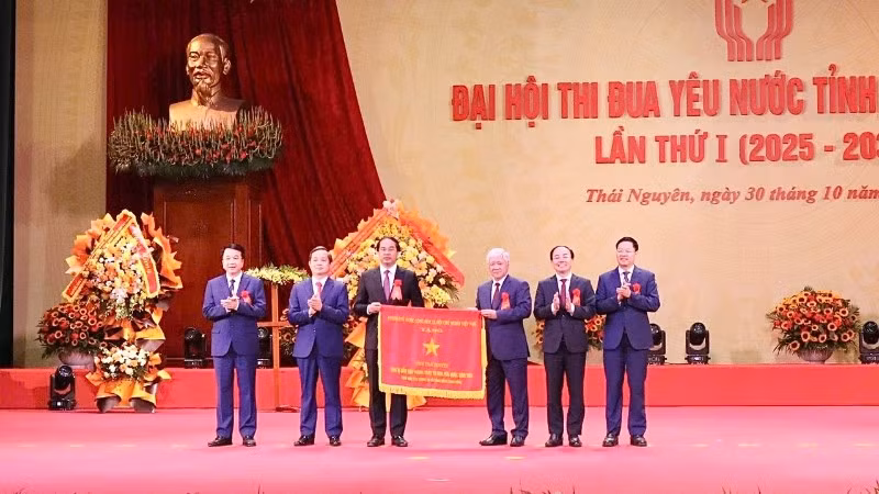 Đồng chí Đỗ Văn Chiến, Ủy viên Bộ Chính trị, Bí thư Trung ương Đảng, Chủ tịch Ủy ban Trung ương Mặt trận Tổ quốc Việt Nam, Phó Chủ tịch Thường trực Hội đồng Thi đua-khen thưởng Trung ương trao Cờ thi đua của Chính phủ tặng tỉnh Thái Nguyên. (Ảnh: TUẤN SƠN)