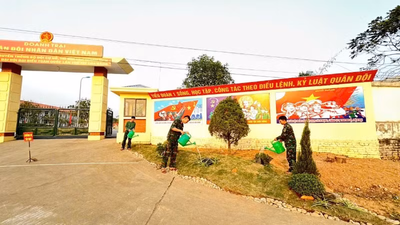 Cán bộ, chiến sĩ Tiểu đoàn 1, Trung đoàn 832 chăm sóc cây, tạo cảnh quan tại đơn vị.