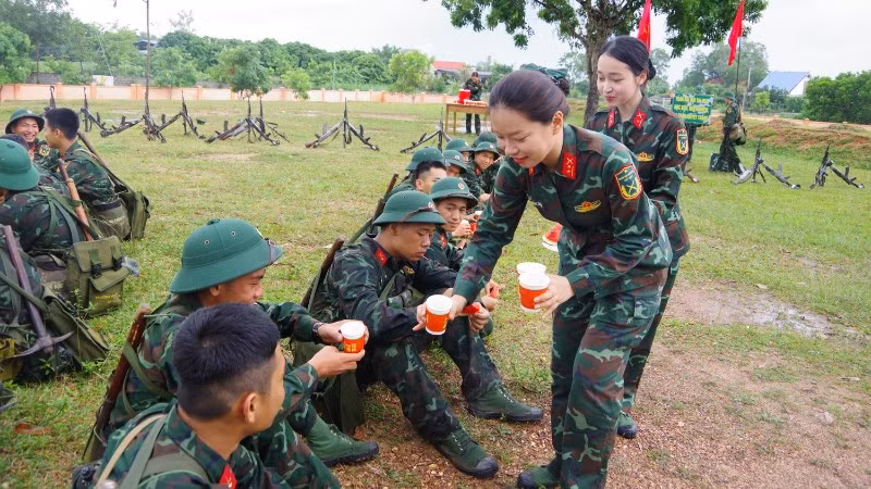 Hội viên phụ nữ Trường Quân sự Quân khu I tiếp nước cho học viên trong giờ giải lao. (Ảnh: LÊ TUẤN)