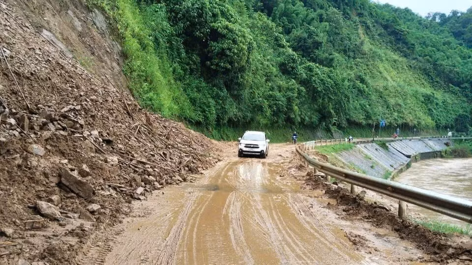 Một điểm sạt lở trên quốc lộ 3B, đoạn qua xã Bạch Thông. (Ảnh: TUẤN SƠN)